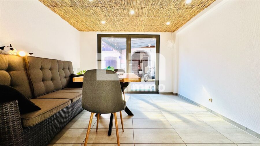 Schönes Wohnhaus mit Doppelgarage, Terrasse und Nebengelass in Traumlage - Küche / aktuell Esszimmer / Zugang Terrasse